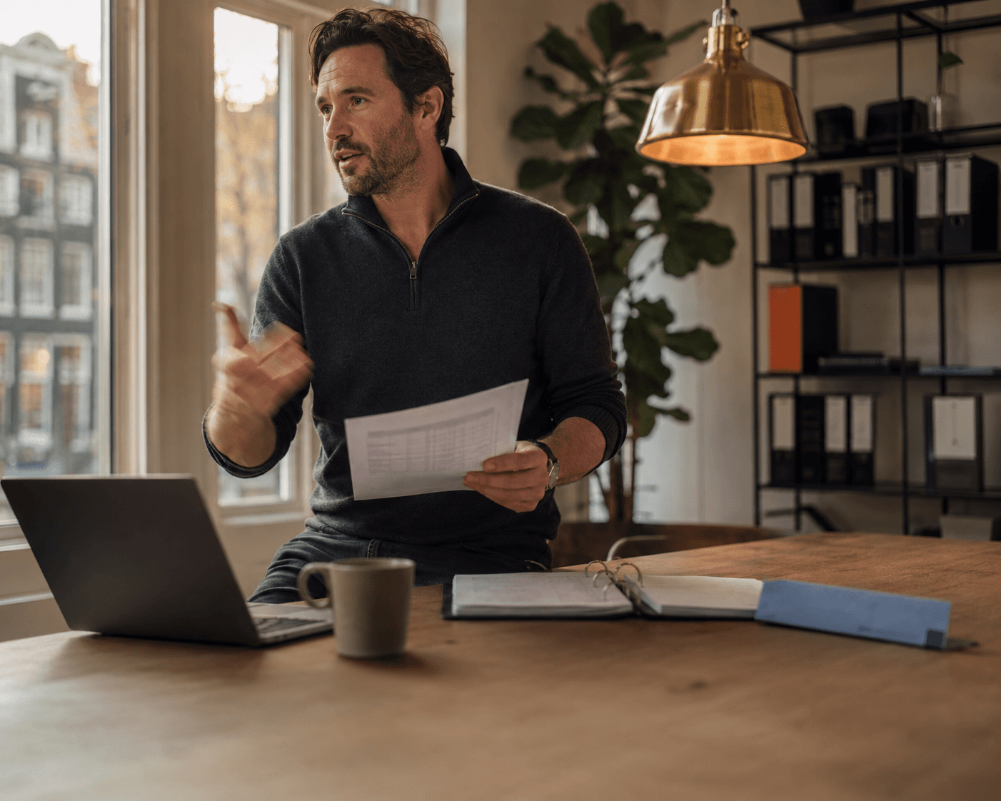 Oprichter aan een werktafel, in gesprek met haar cijfers